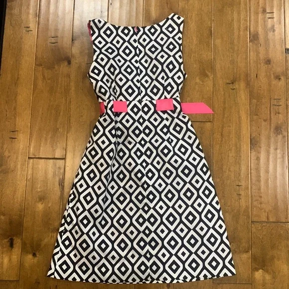 PINK AND BLACK AND WHITE JESSICA HOWARD DRESS WITH PINK RIBBON BELT. Sleeveless - Picture 9 of 9